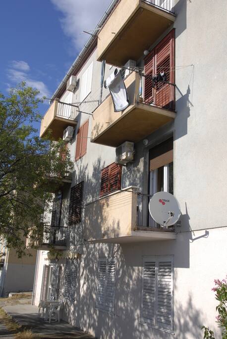 Building with 8 apartments. App is on First floor. /Stambene zgrada s 8 stanova. Stan se nalazi na prvom katu.