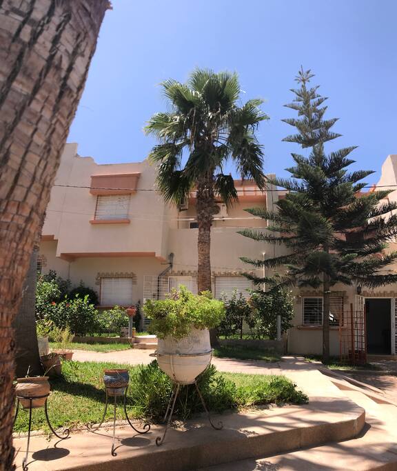 Villa à droite- vue de l'extérieur (3 façades)