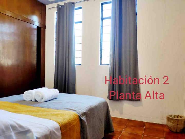 Spálňa 2 na hornom poschodí vedľa schodov má veľký šatník na oblečenie, zatemňovacie závesy, odpadkový kôš, vežový ventilátor a ďalšiu prikrývku v skrini 