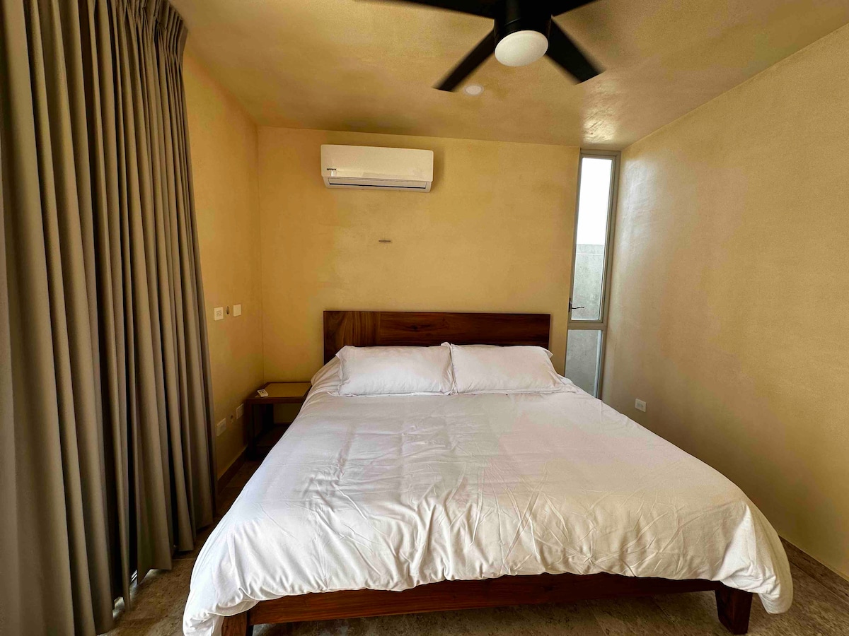 Recámara en planta baja con cama king size, ventilador, A/A, persianas black out y baño completo 
