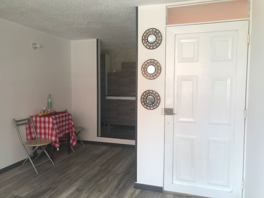 Entrada al apartamento y comedor disponible