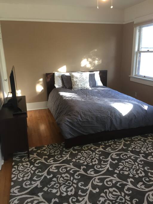 Comfy queen-size bed!!