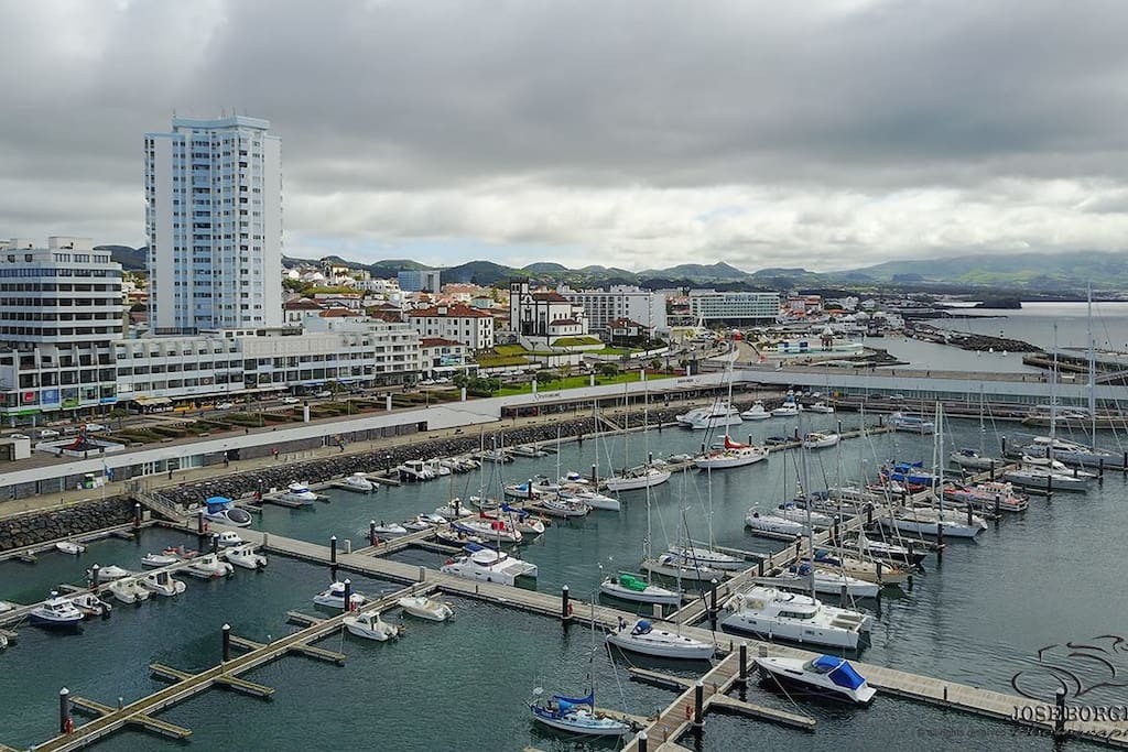 Marina com o Prédio ao Fundo