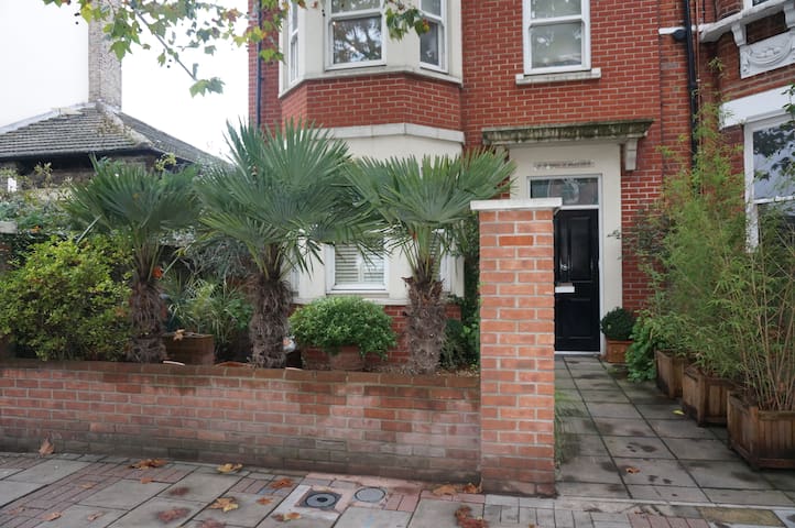 Luxury two Bedroom garden flat in Battersea gallery image 2