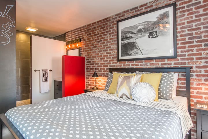 Hollywood Hills: Walk to Universal! HSR19-000469