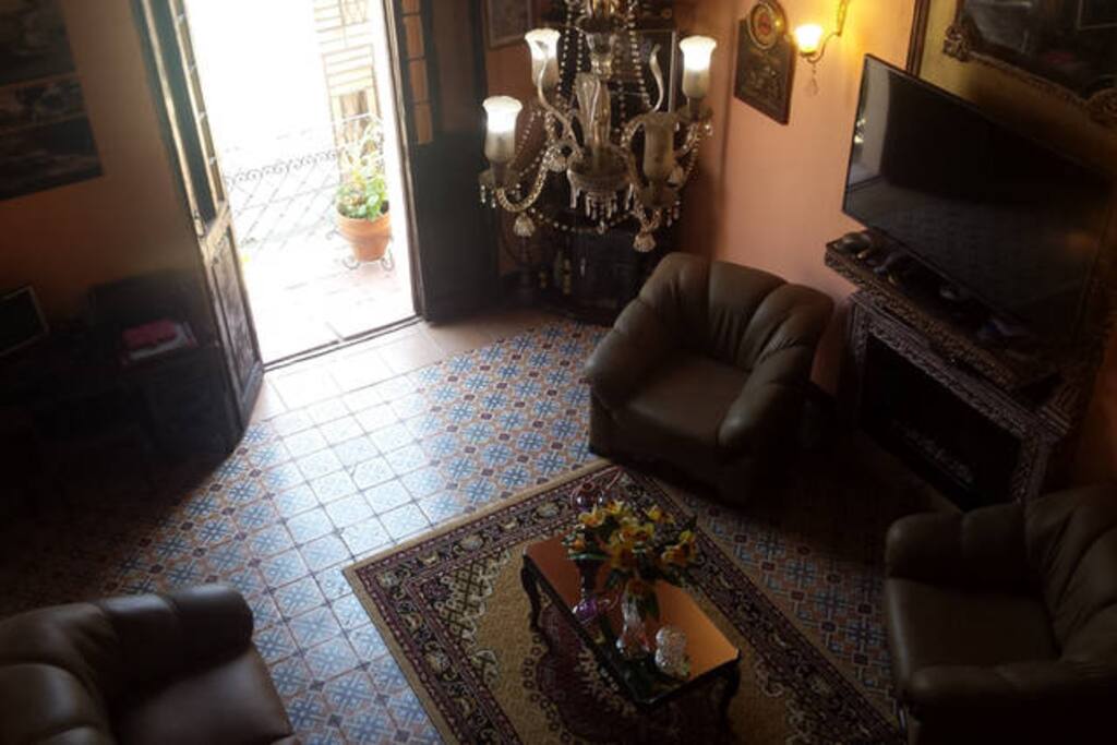Esta es la Sala don de pueden los clientes usarla y recibir visitas o disfrutar su cafe o TV 3D, o usar la computadora, etc.