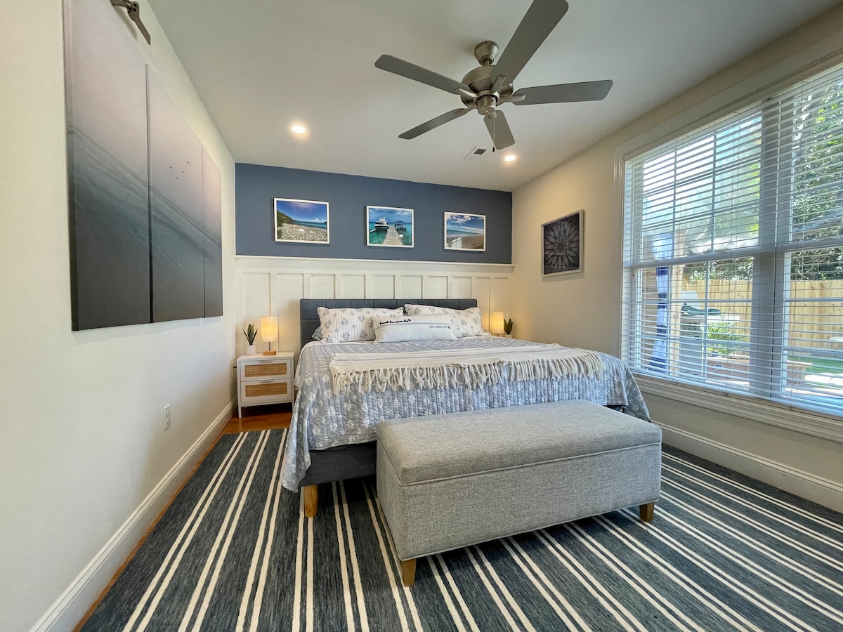 Kitanda chenye starehe sana chenye televisheni kubwa mahiri. 