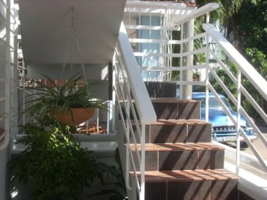 ENTRADA A LA ESCALERA. (PRIVADA)