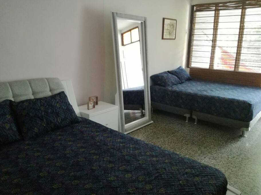 la habitación actualmente se ofrece con acomodación de tres camas dobles. en la foto solo aparecen dos