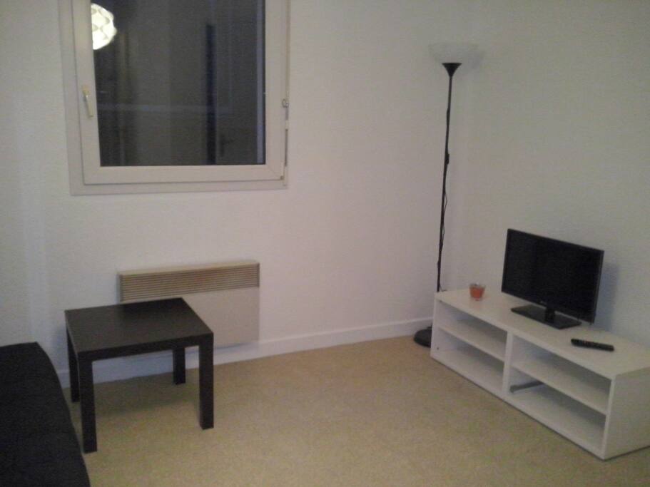 Tv ecran plat+ lecteur dvd et wifi gratuit
