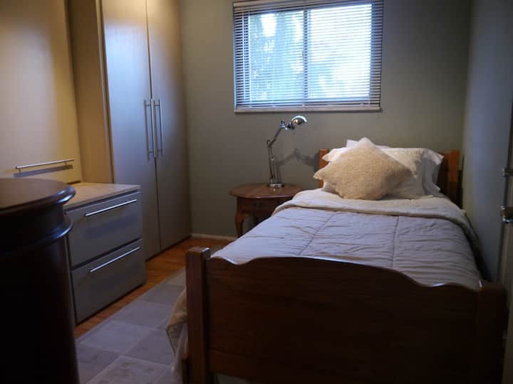 ห้องนอนเตียงเดี่ยวตรงข้ามมาสเตอร์