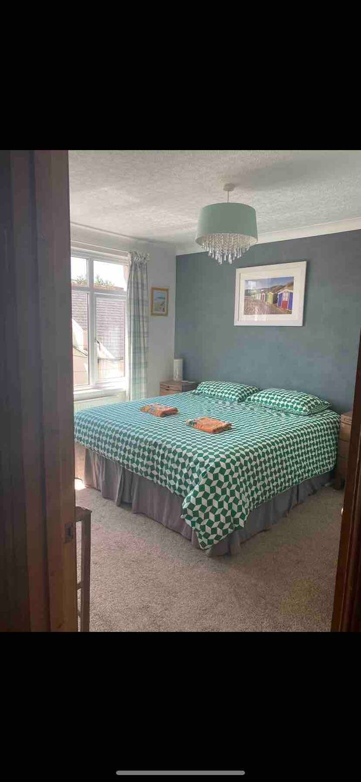 Dormitorio principal con una cama Superking increíblemente cómoda con cremallera y enlace