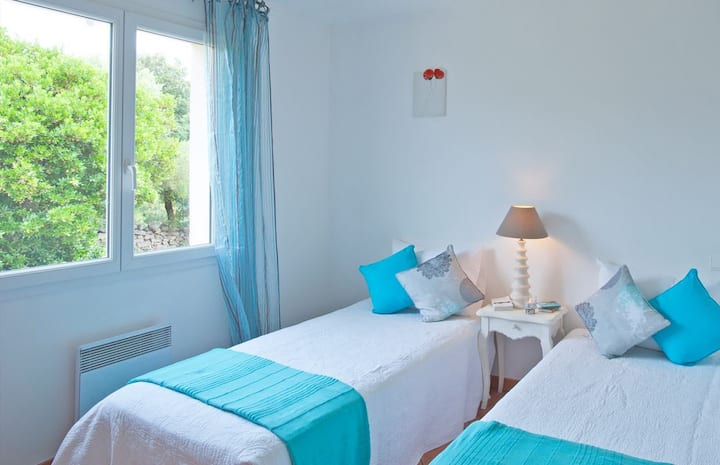 卧室3.两张90张床。空调。底层。