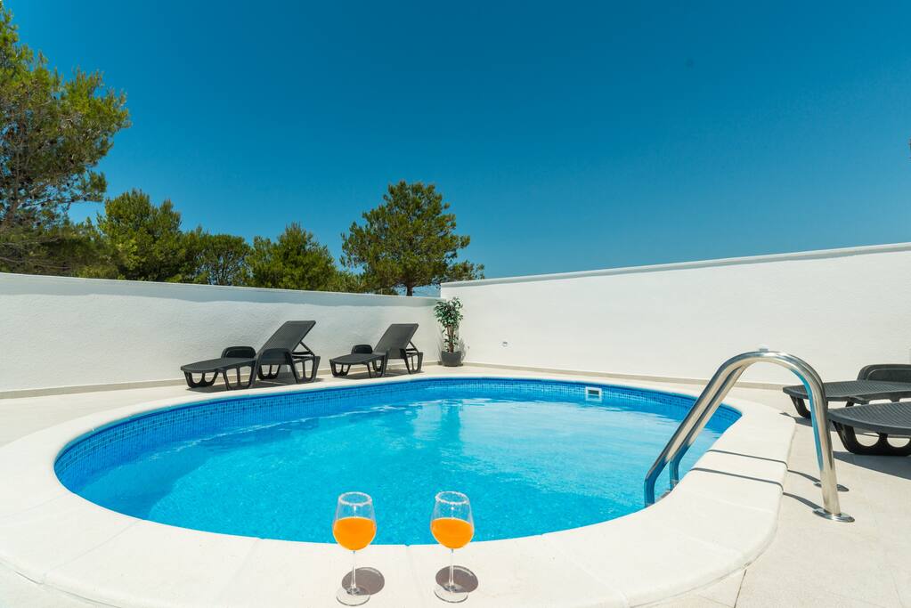Garden with swimming pool