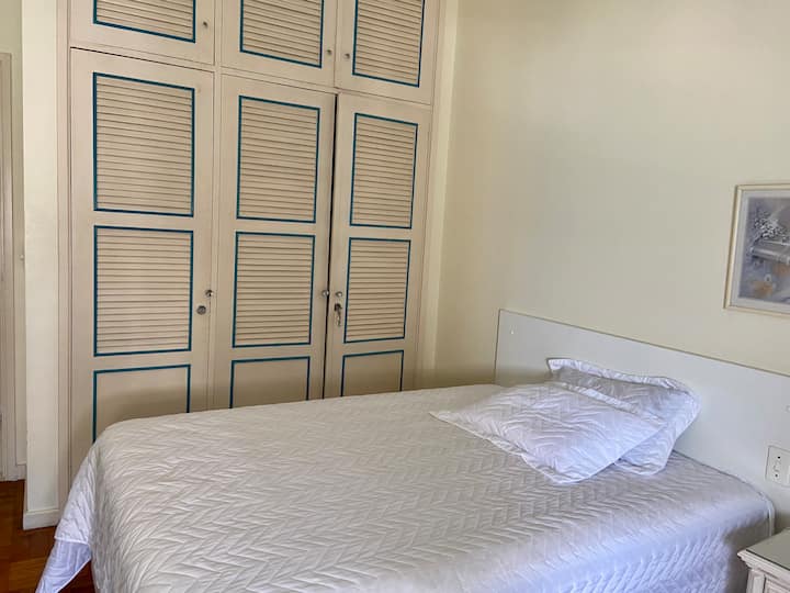 Double bedroom, closets, where there are pillows and blankets.