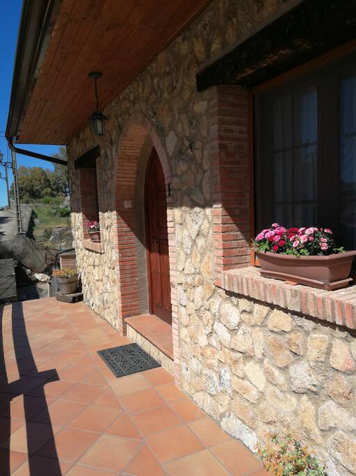 puerta principal con entrada a parcela de 4000 metros con aparcamiento,piscina,zona infantil,barbacoa y planta baja.