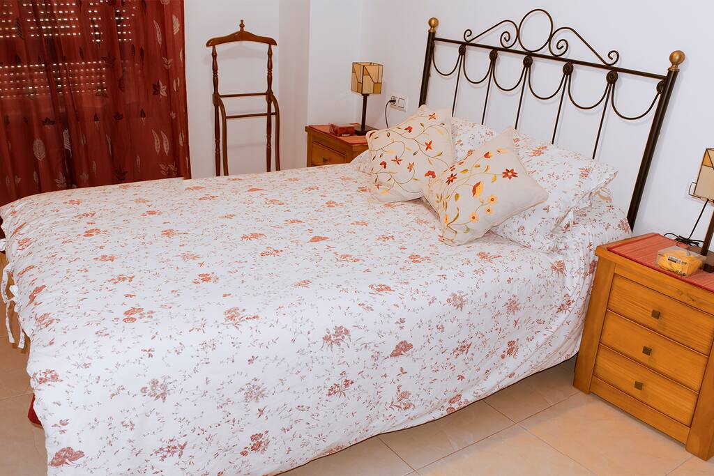 Dormitorio principal o de matrimonio, con ventilador y armario empotrado.
