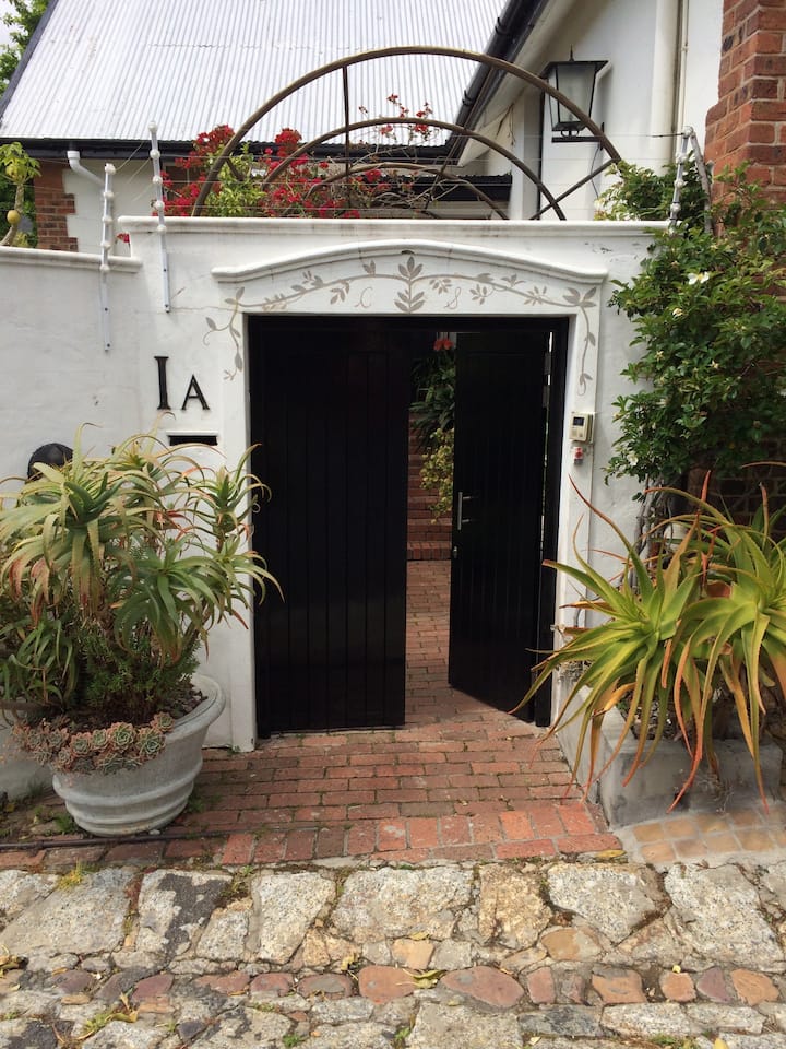 Charming garden cottage, central