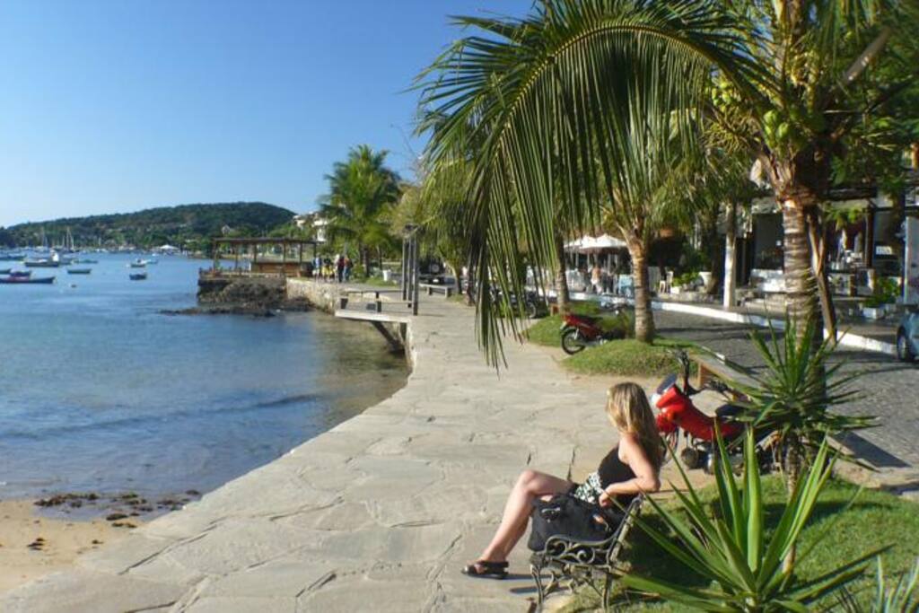 Praia do Centro junto a Rua das Pedras - Localizada a 500 m do Empreendimento