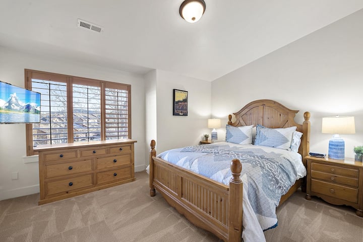 Guest bedroom with TV