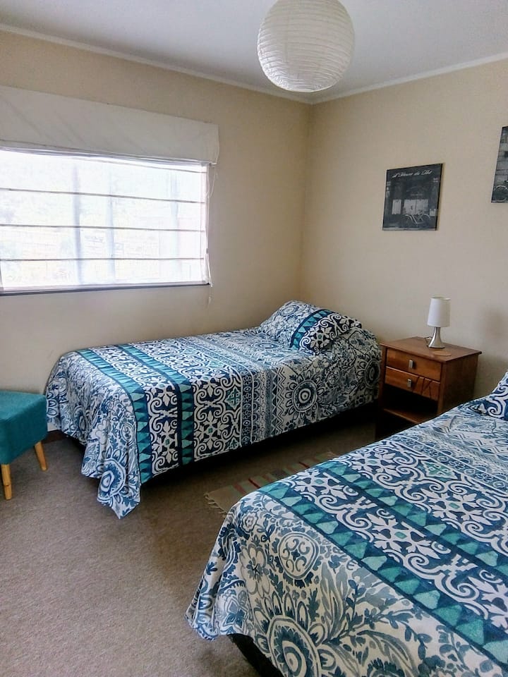 غرفة نوم مع أسرّة ومساحة واحدة وتطل على بركان فيلاريكا