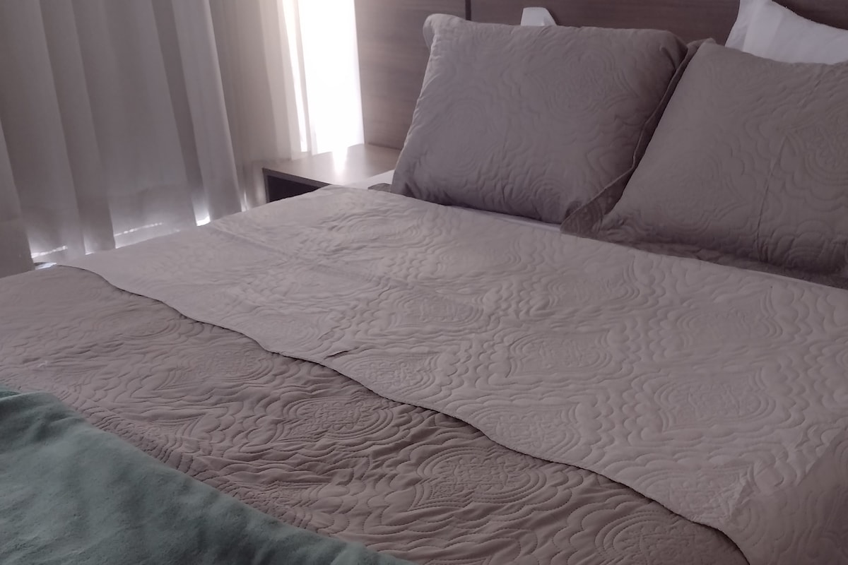 Apartmán s manželskou posteľou Queen, máte tiež šatník s uzamykateľnou schránkou na kľúče.