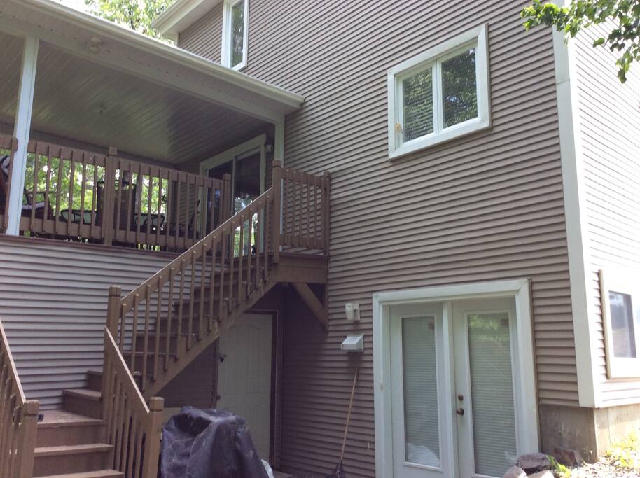Entrée de jardin à l'arrière du cottage avec accès au patio couvert( et au BBQ).
