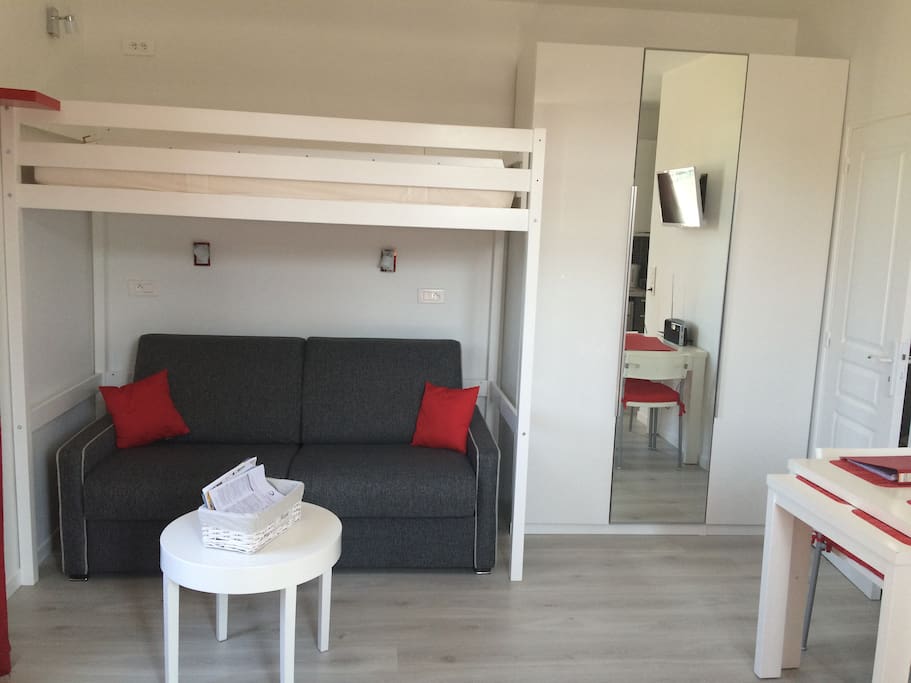 Canapé lit 140 convertible 2 personnes, grande armoire penderie