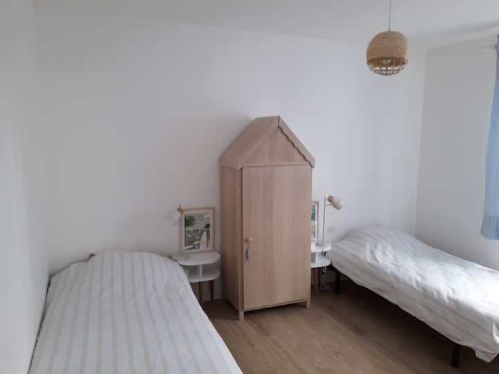 一楼卧室： 2张单人床，可拼在一起 