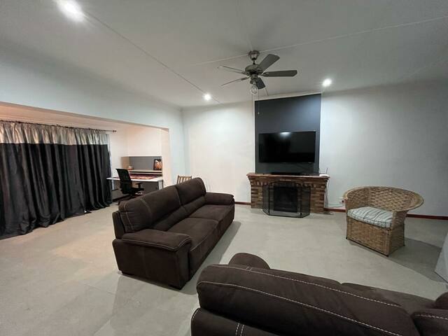 Cheerful 3-bedroom house wih a pool. gallery image 3