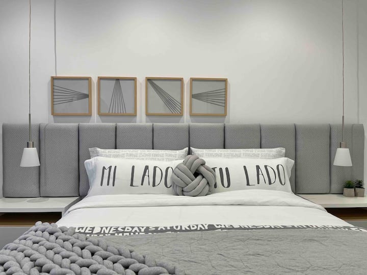 Dormitorio de estilo nórdico, suaves sabanas y diferentes almohadas para elegir, colchon de 150 cm extra comodo. 