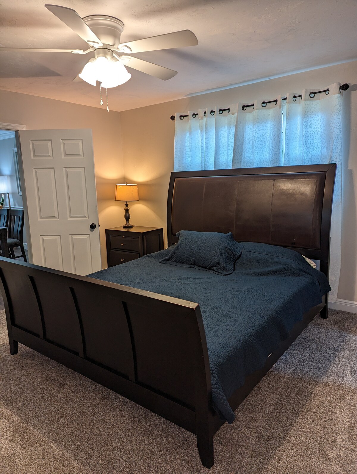 Glavna spavaća soba s bračnim krevetom nalazi se pored blagovaonice. Ova glavna spavaća soba također ima garderobu koja sadrži puni madrac koji se može donijeti drugdje u domu za dodatni san (obično za djecu ili odrasle koji ne trebaju sobu)