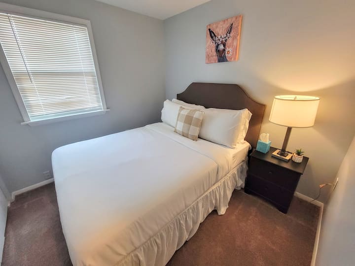 Segundo dormitorio, cama de matrimonio con capacidad para dos personas.