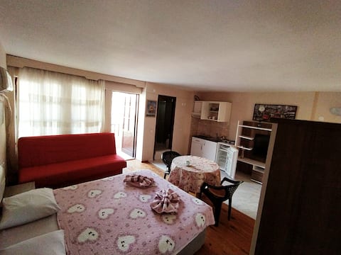 Denize 200 metre, güvenli, aile butik otel..