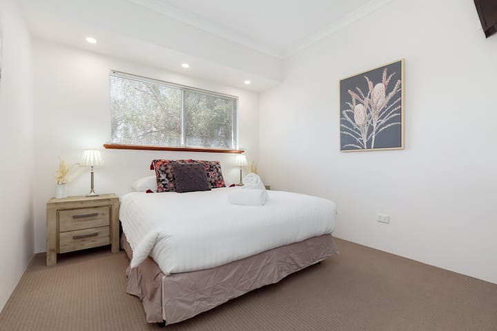 Schlafzimmer 2, komplett mit Queensize-Bett, Nachttische mit Lampen auf jedem