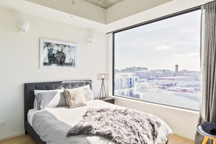 Во спалната соба 2 има брачен кревет (широк 150-179 см), гардероба и панорамски поглед