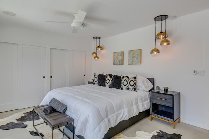 Rilassante suite principale, con eleganti arredi ispirati al deserto. Letto matrimoniale grande. Armadio matrimoniale. Doppie portefinestre sul ponte della piscina,  bagno privato principale. Serratura per la privacy per la porta. 