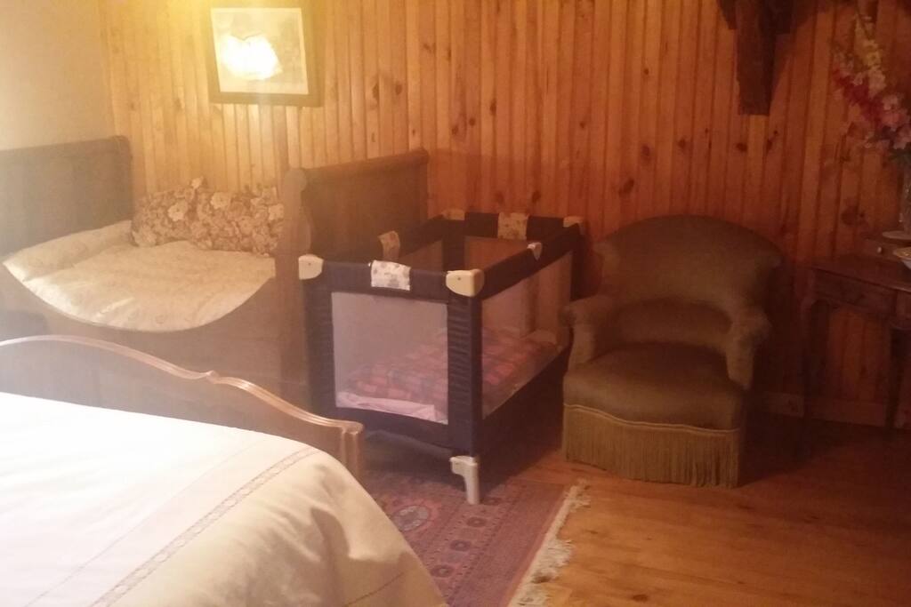 lit simple et cot pour enfant : beaucoup d'espace pour deux enfants!