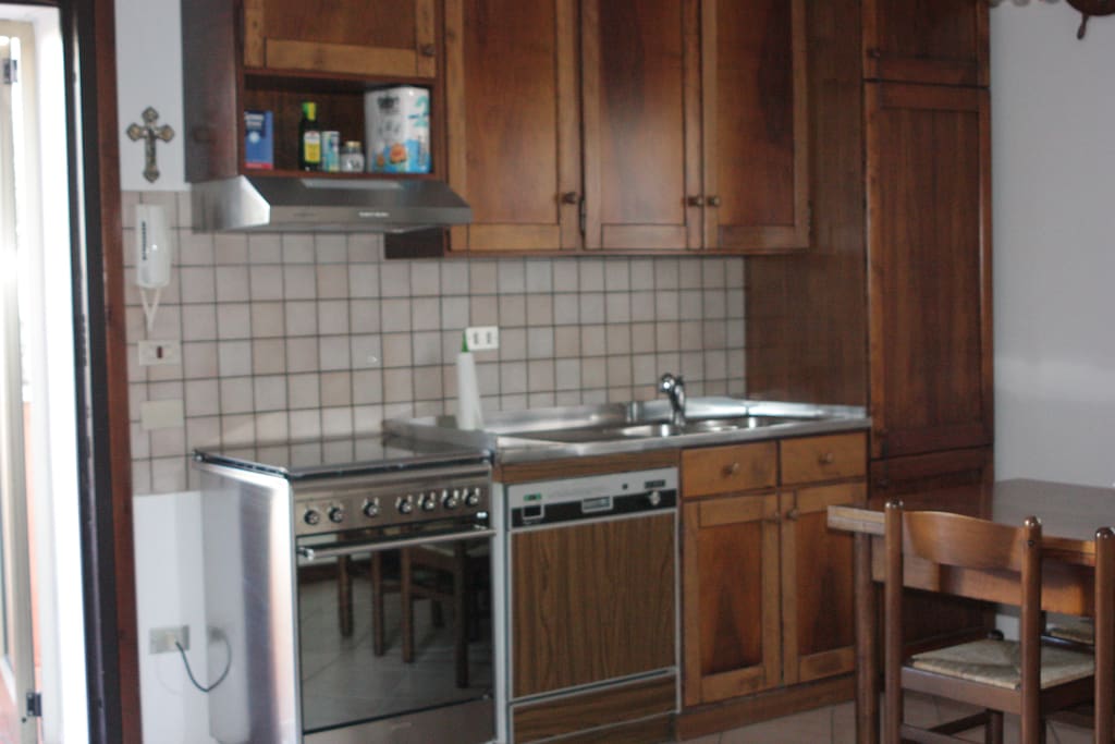 Cucina lato nord: forno elettrico e piano cottura, lavastoviglie,
lavello,
frigorifero e dispensa