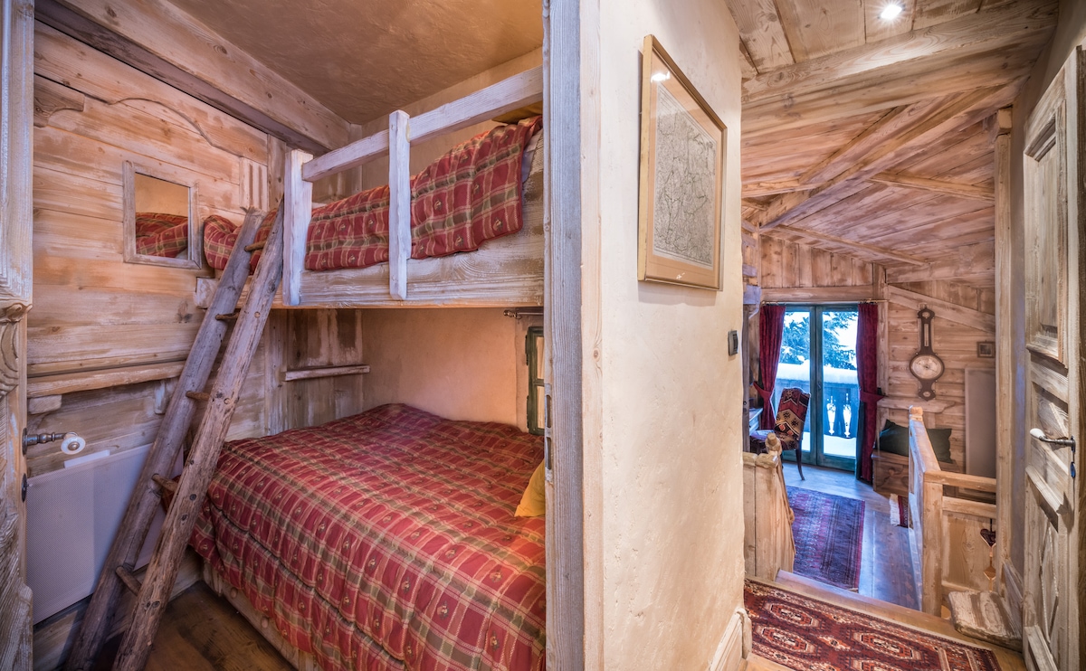 Soba na kat koja gleda na prostor za učenje