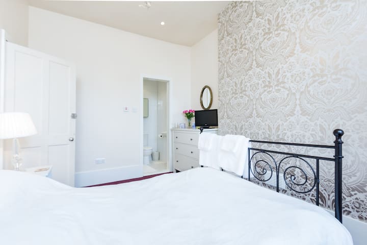 Cozy elegant double bed & private bathroom