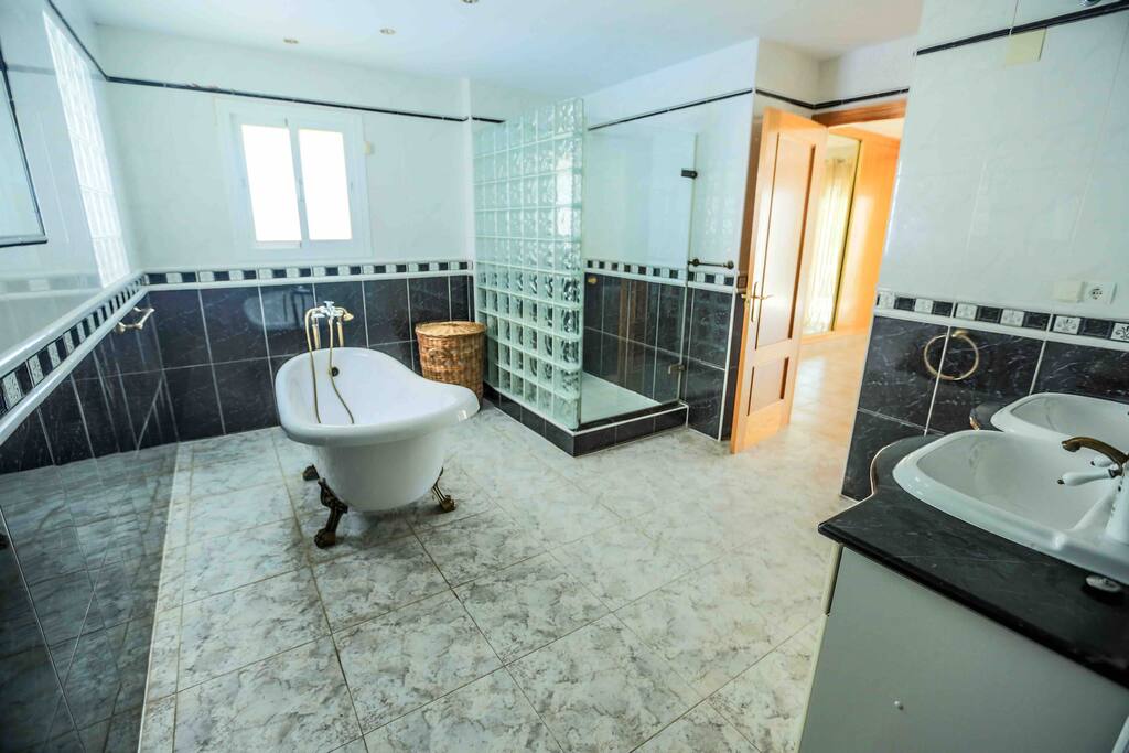 Master Bedroom Bathroom