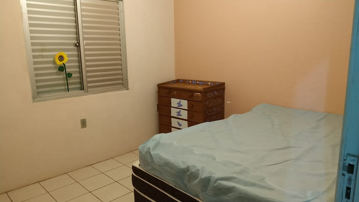 חדר עם מיטה זוגית.