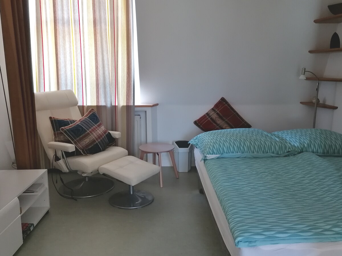 Მისაღები ოთახი გასაშლელი დივნით
1.40 მ X 2.00 მ და გარდერობი 