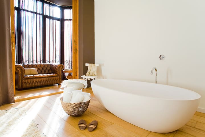 Deluxe 2 Bed, 3 Bath Apt + Terrace