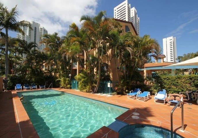 Centre of Broadbeach - Beach 200m