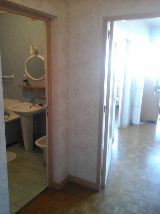 Entrée de l'appartement. Sur la gauche, il y a une grande salle de bain, et en face la pièce principale