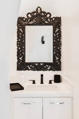 Walk to the Hollywood Bowl from a New House with a Jacuzzi gallery image 5