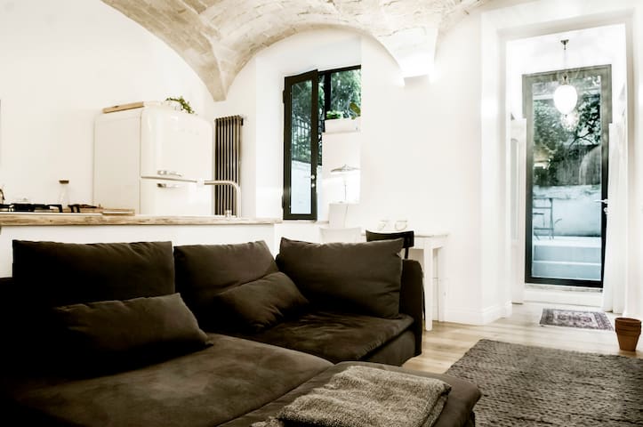 80% off in march: apartment & patio at Coliseum