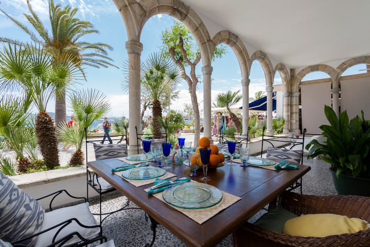 Pine Walk – House on the beachfront